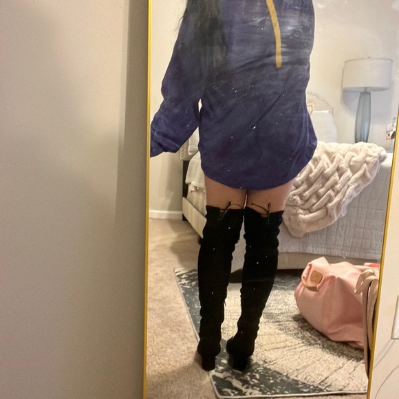 High-knee suede black boots. Zipper on side and tie on the knee. Size 6.5 - Picture 8 of 8